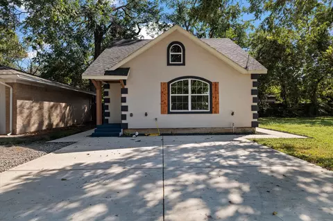 Exterior - 111 E Division St, Pilot Point, TX 76258 photo 2 of 9