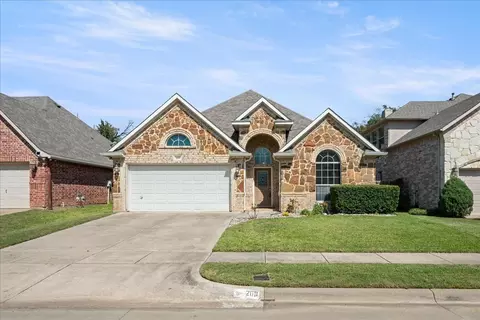 209 Edinborough Dr, Euless, TX 76039