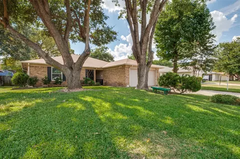 321 Kirby Creek Dr, Grand Prairie, TX 75052