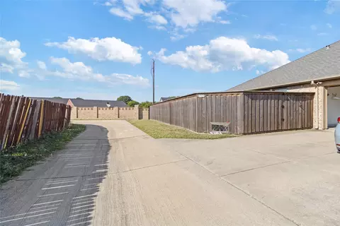 Exterior - 204 Trinity Dr, Lancaster, TX 75146 photo 2 of 5