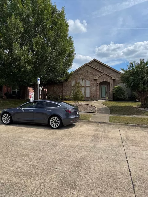 Exterior - 204 Trinity Dr, Lancaster, TX 75146 photo 4 of 5