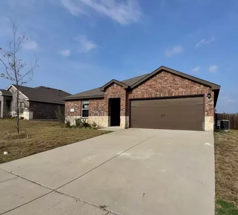 611 Chuck Wagon Dr, Royse City, TX 75189