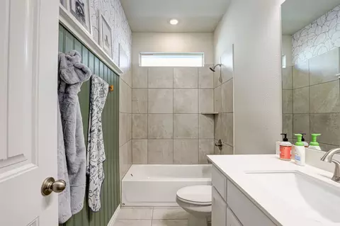 Bath - 15140 Devonne Dr, Aledo, TX 76008 photo 4 of 5