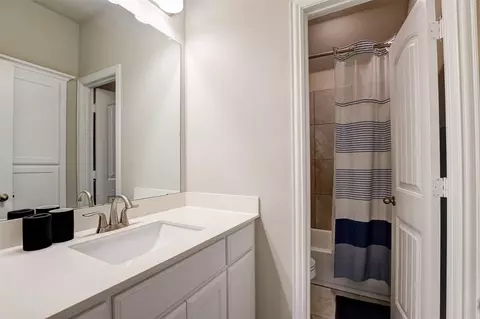 Bath - 15140 Devonne Dr, Aledo, TX 76008 photo 3 of 5