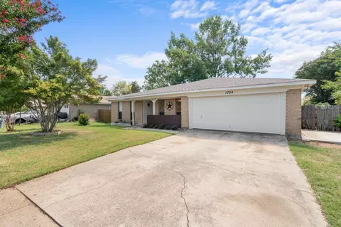1704 Prince Dr, Benbrook, TX 76126
