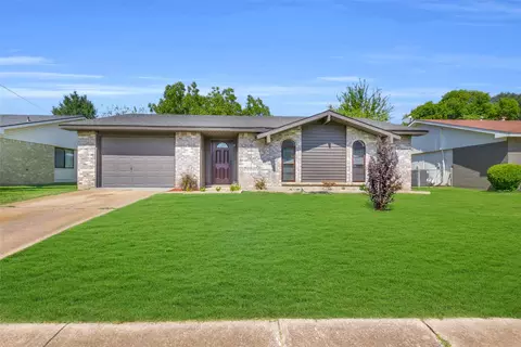 710 Country Ln, Grand Prairie, TX 75052