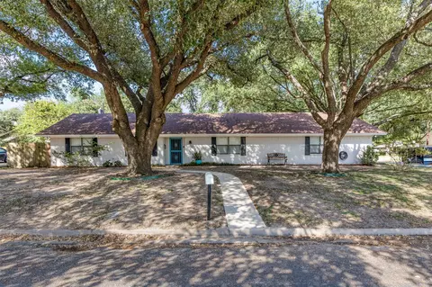 712 E 16th St, Cameron, TX 76520