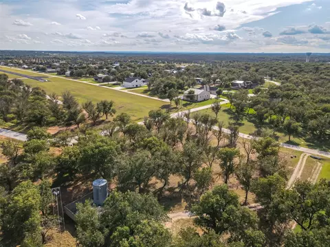 906 E Landings Dr, Granbury, TX 76049