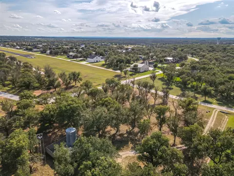 906 E Landings Dr, Granbury, TX 76049
