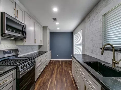 1400 Signet Dr, Euless, TX 76040