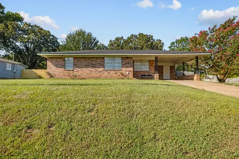 207 5th St, Palestine, TX 75803