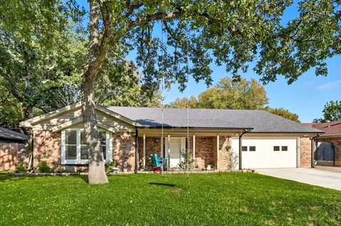 2908 Steve Dr, Hurst, TX 76054