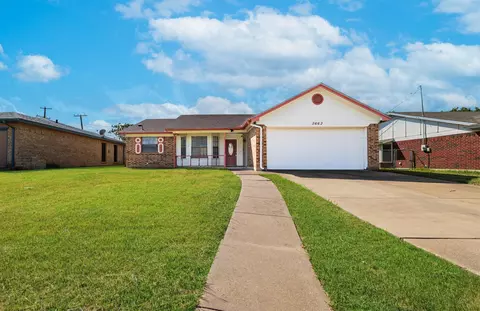 2662 Parkside Dr, Grand Prairie, TX 75052
