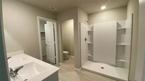 Bath - 537 Marsh St, Cleburne, TX 76033 photo 1 of 2