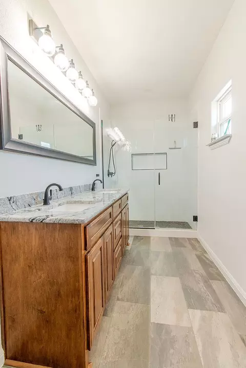 Bath - 280 Lanier Rd, Combine, TX 75159 photo 2 of 7