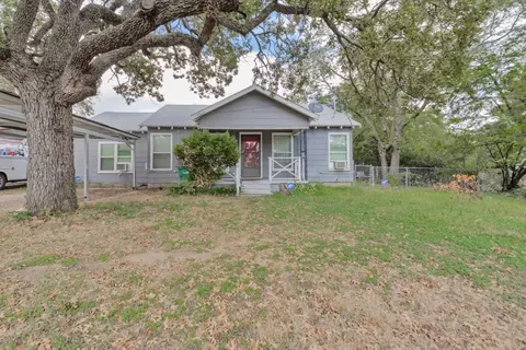 1010 N Matthews St, Bowie, TX 76230