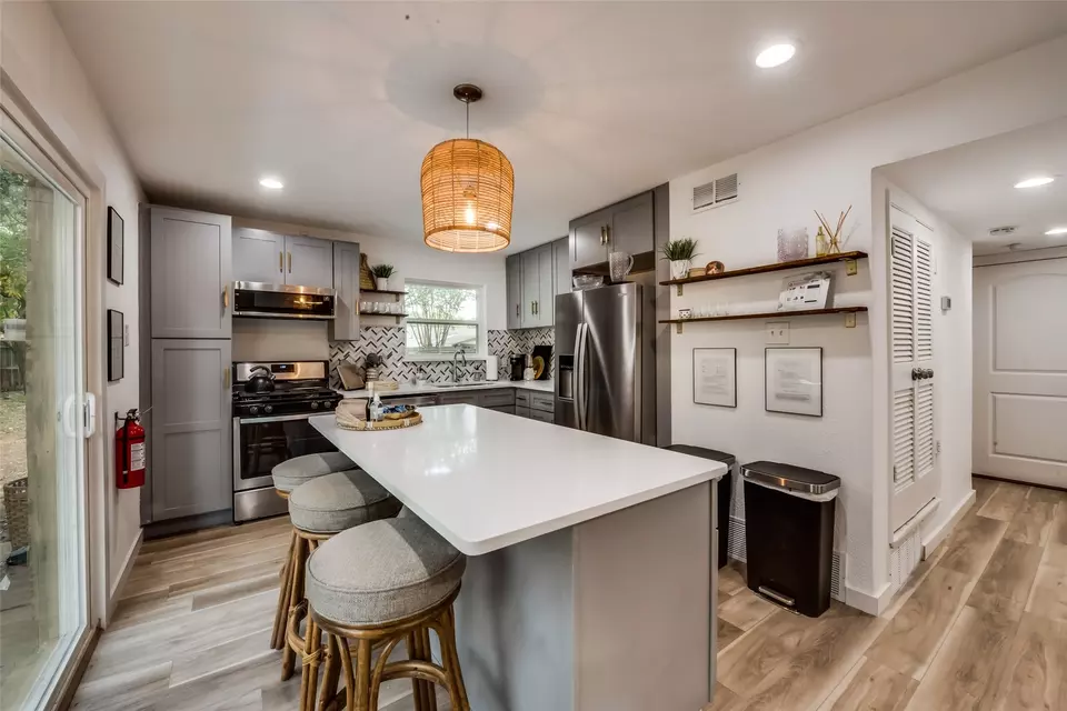 Kitchen - 1201 Woodbrook St, Arlington, TX 76011 photo 2 of 5