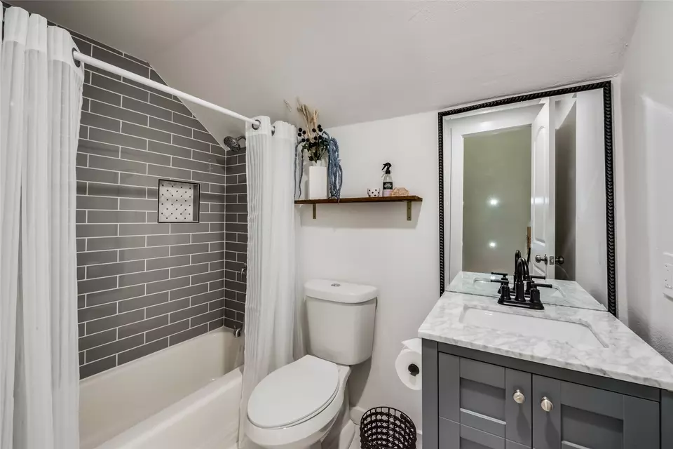 Bath - 1201 Woodbrook St, Arlington, TX 76011 photo 1 of 2