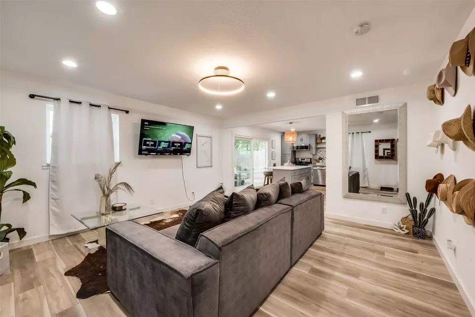 Living - 1201 Woodbrook St, Arlington, TX 76011 photo 3 of 4