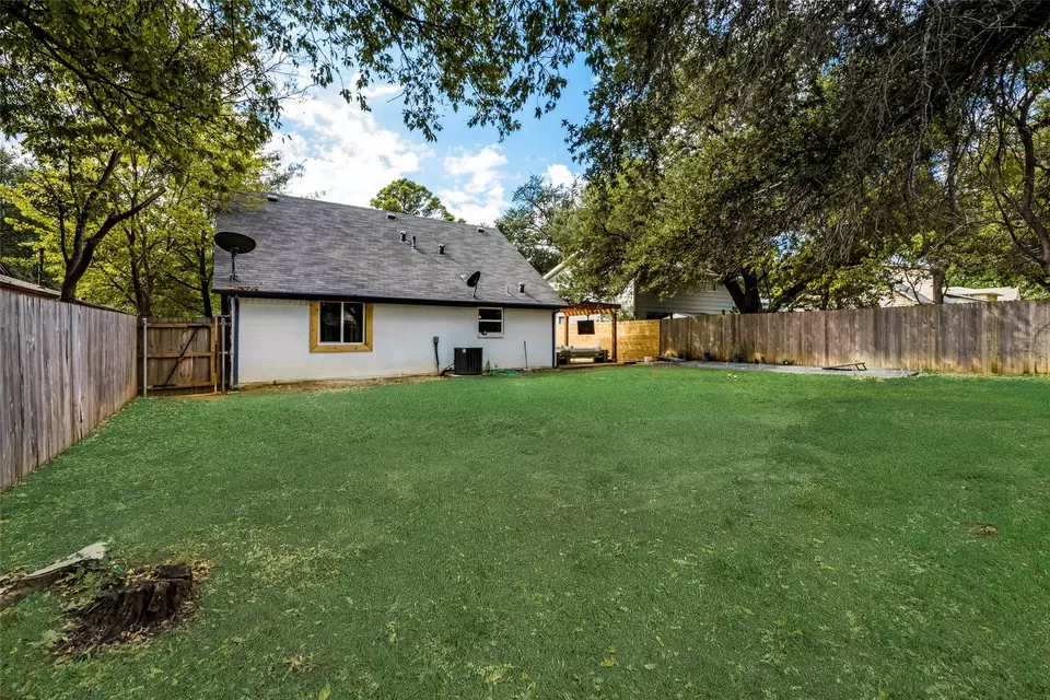 Exterior - 1201 Woodbrook St, Arlington, TX 76011 photo 7 of 7