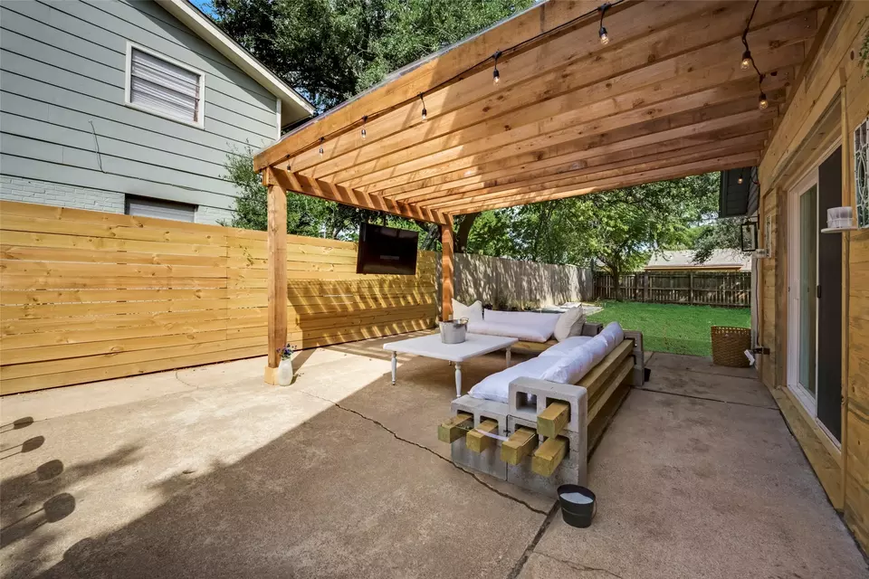 Exterior - 1201 Woodbrook St, Arlington, TX 76011 photo 2 of 7