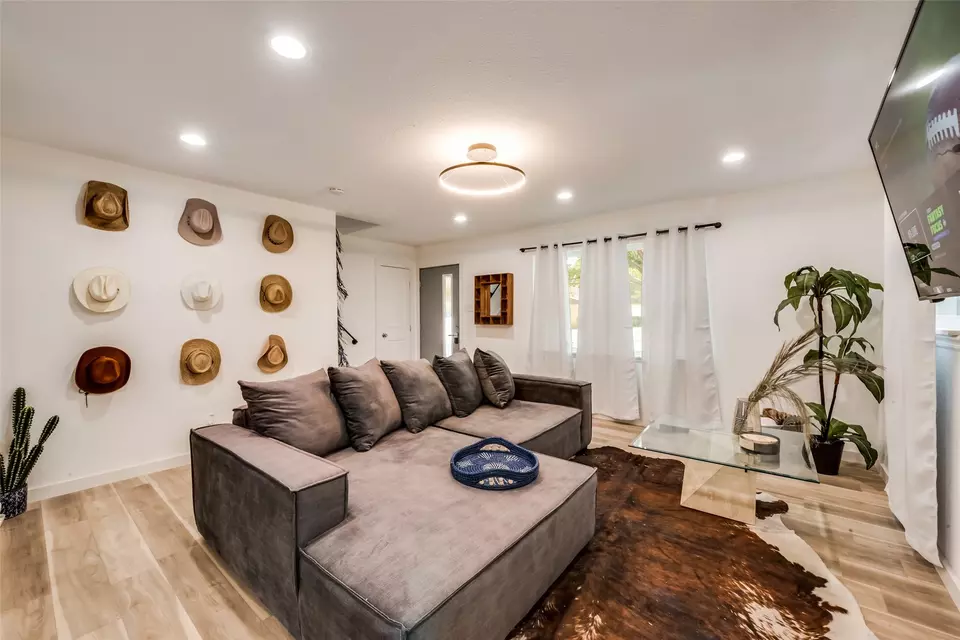Living - 1201 Woodbrook St, Arlington, TX 76011 photo 1 of 4