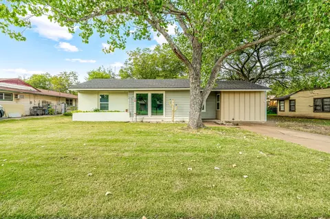 1352 Hillcrest Dr, Graham, TX 76450