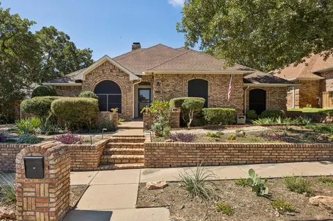 5204 Bradley Ln, Arlington, TX 76017