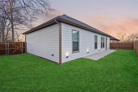 Exterior - 503 S 5th St, Bonham, TX 75418 photo 2 of 3