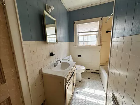 Bath - 2412 Summer Ave, Waco, TX 76708 photo 3 of 6