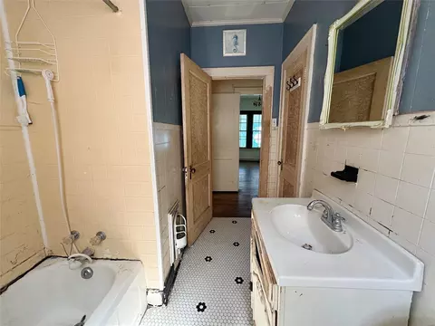 Bath - 2412 Summer Ave, Waco, TX 76708 photo 5 of 6