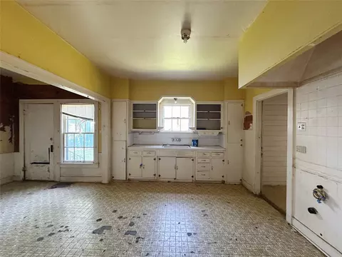 Kitchen - 2412 Summer Ave, Waco, TX 76708 photo 2 of 2