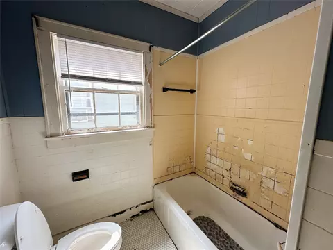 Bath - 2412 Summer Ave, Waco, TX 76708 photo 4 of 6
