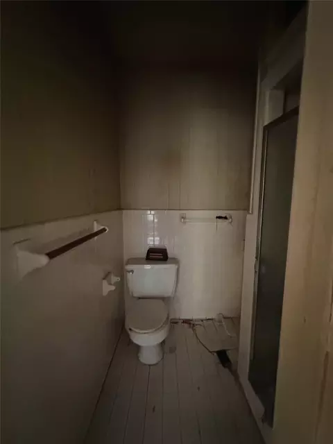 Bath - 2412 Summer Ave, Waco, TX 76708 photo 6 of 6