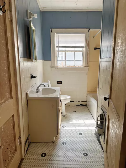 Bath - 2412 Summer Ave, Waco, TX 76708 photo 1 of 6
