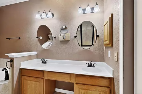 Bath - 722 Sumner Dr, Mesquite, TX 75149 photo 3 of 5
