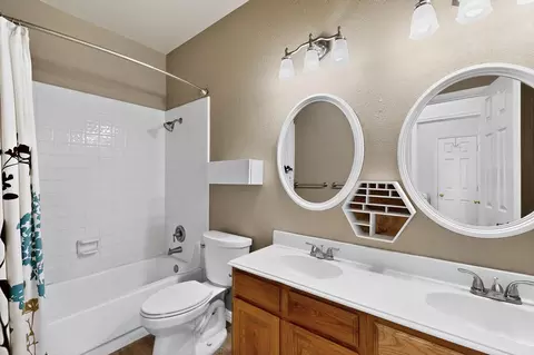 Bath - 722 Sumner Dr, Mesquite, TX 75149 photo 4 of 5