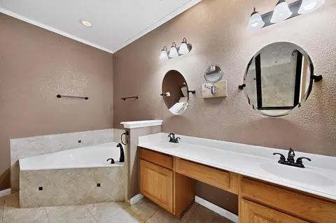 Bath - 722 Sumner Dr, Mesquite, TX 75149 photo 2 of 5