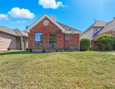 2206 Meadowstone Dr, Carrollton, TX 75006