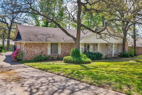 612 Ambassador St, Denison, TX 75020