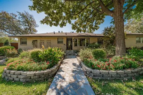 908 Saturn Springs Dr, Garland, TX 75041