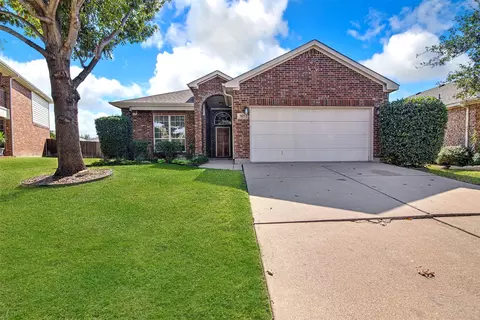 905 Hunter Ln, Burleson, TX 76028