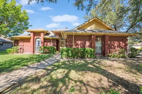 153 Sandlewood Ln, Burleson, TX 76028