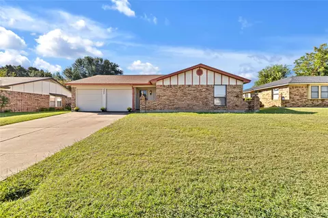 2317 Parkside Dr, Grand Prairie, TX 75052
