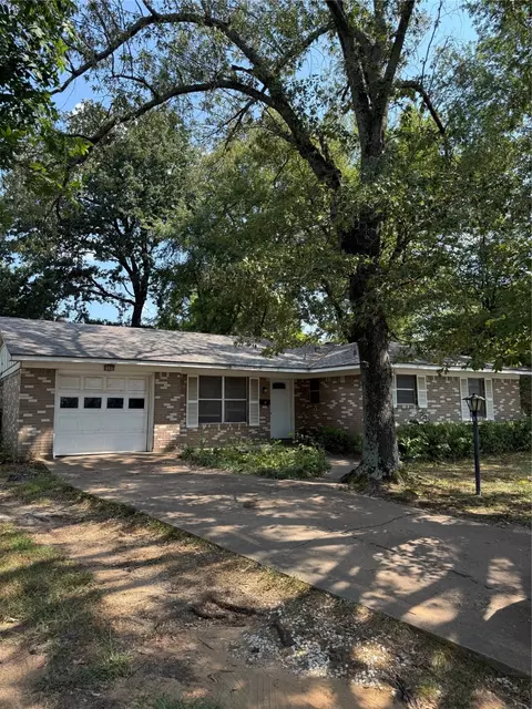 2995 Carson Ln, Paris, TX 75460