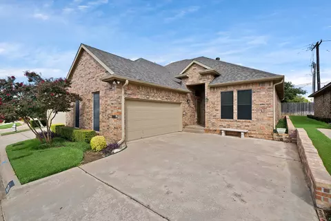 1220 Woodland Park Dr, Hurst, TX 76053