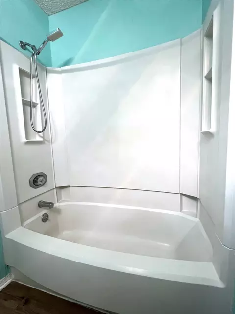 Bath - 130 Thompson Cir, Lorena, TX 76655 photo 3 of 4