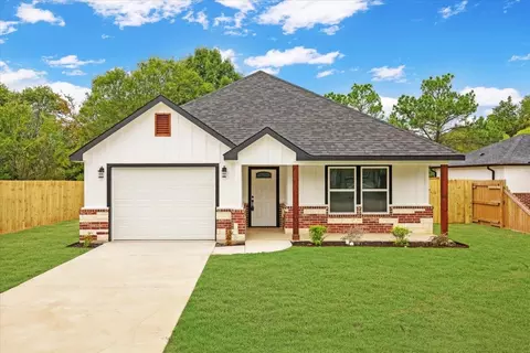 Exterior - 111 N Oak St, Ector, TX 75439 photo 1 of 6