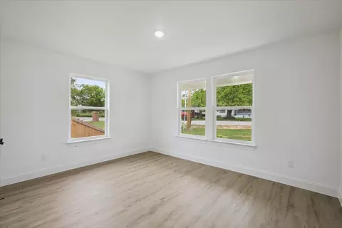 Living - 111 N Oak St, Ector, TX 75439 photo 6 of 11