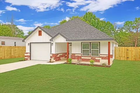 Exterior - 111 N Oak St, Ector, TX 75439 photo 2 of 6